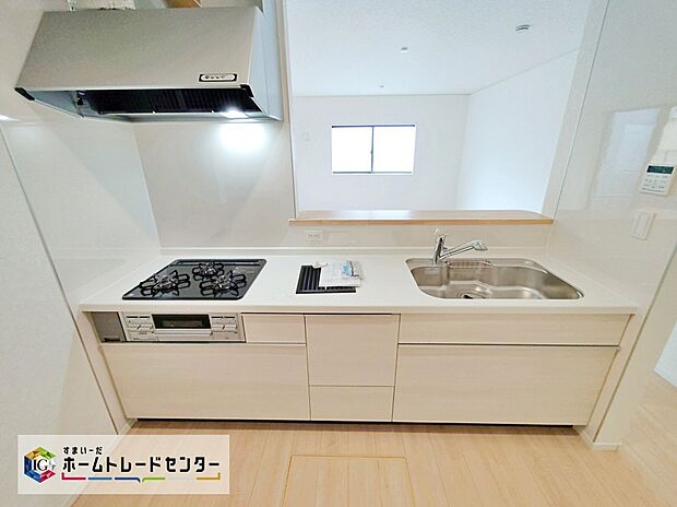【☆Kitchen☆】対面式キッチンからは、リビングにいるご家族の様子が一目で分かります。小さいお子様がいても安心です。窓付きの明るく爽やかなキッチンスペース。