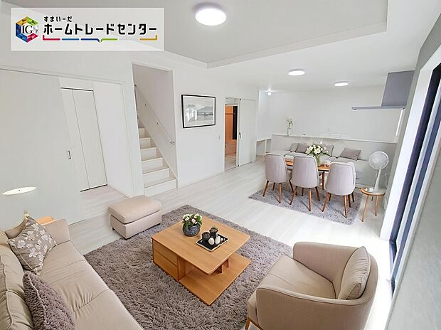 【リビング】毎日大切な家族とコミュニケーションがとれる家族思いの間取りを作りました。ホームパーティに招きたくなる自慢の広々LDK！※画像はイメージのため、実際のお引き渡しには家具等は含まれません。