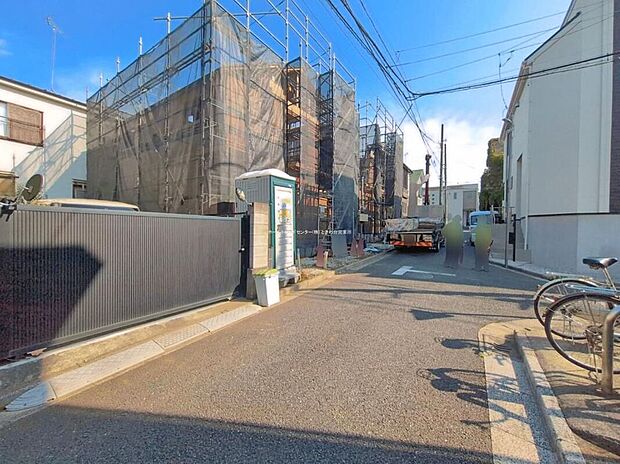 【前面道路含む現地写真】前面道路はゆとりある広さを確保。車の出し入れもしやすく、開放感のある住環境です。
