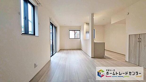 【☆Livingroom☆】自然光がたっぷり室内に降り注ぎ、居心地のよいリビング。ご家族の楽しい笑い声が聞こえてきそうです。