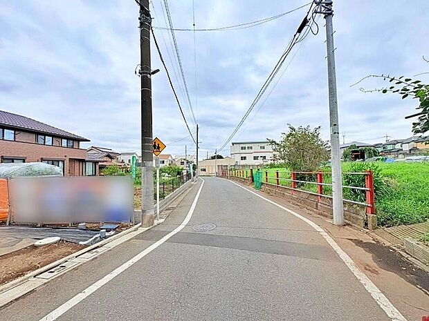 【前面道路含む現地写真】陽当りの良い道路に面したお住まい。道路幅も広めで、開放感たっぷり♪地震に強いオリジナル工法を是非お確かめ下さい♪現地をご覧いただきながら、住まいの夢をお聞かせください。