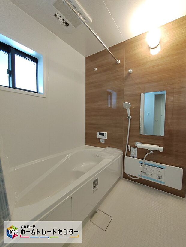 【浴室】落ち着いた雰囲気のゆったり寛げるバスルーム。毎日のバスタイムが楽しみになりそうです。浴室は乾きやすく、滑りにくい速乾床を採用。お子様とのお風呂タイムも安心です。