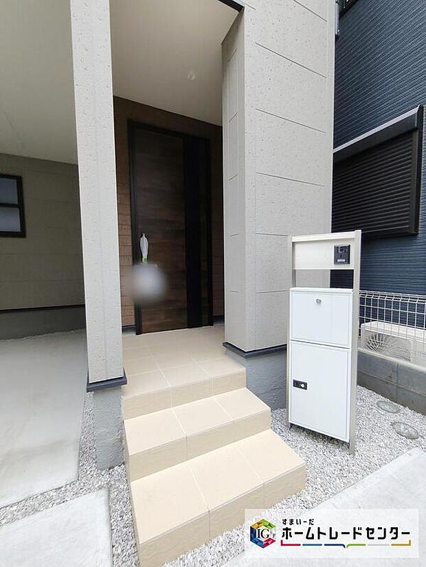 【玄関】訪れる人を優しく迎える、スタイリッシュな玄関。
玄関ポーチには屋根がついているので雨などでも玄関前で濡れずにお出かけ準備が出来ます。
