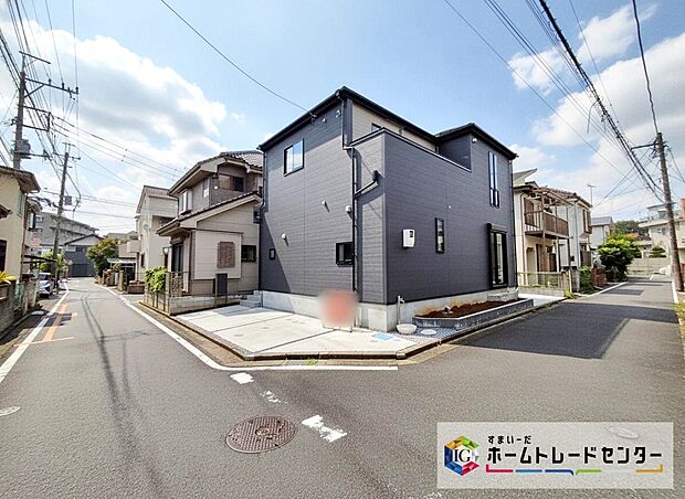 【前面道路含む現地写真】スーパーやコンビニが徒歩１０分以内に揃うロケーション☆バルコニーが南西側に面しており、陽当りも良好です♪