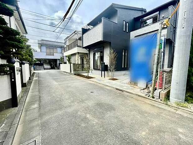【前面道路含む現地写真】車通りの少ない前面道路　小さなお子様がいても安心です。当日のご見学予約も承ります。同じものは２つとない「夢のマイホーム」との出会いが待っているかもしれません。