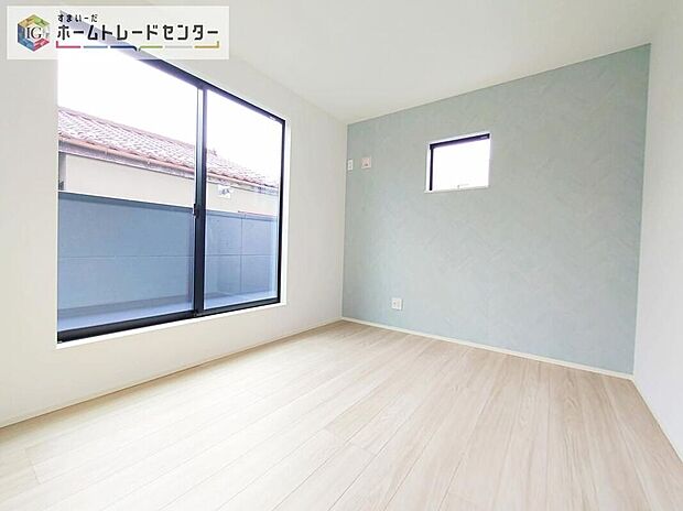 【リビング以外の居室】2面採光を確保した明るい室内は、風通しも良く、大変居心地の良い空間となっております。爽やかな風を感じて起きる朝は、快適生活の始まりに！
