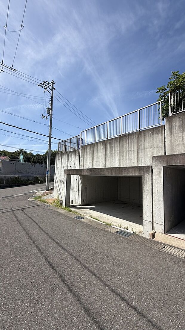 【1号地現地写真】前面道路と高低差がある為、前面道路を通行する
車両、人からの目線が気になりません!