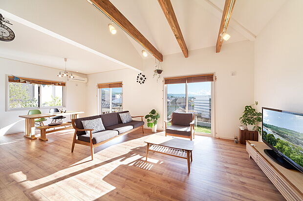 【【リビング】当社施工例】毎日が笑顔になれる、明るくて開放的な住まいづくりをご提案いたします!