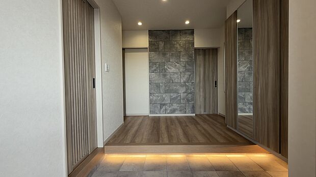 【【間接照明】当社施工例】やわらかな光が空間を包み込む間接照明。落ち着きと上質さを演出し、心地よい時間を生み出します。