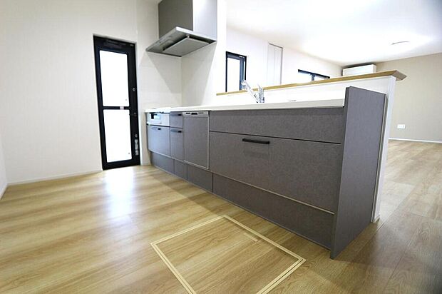 【【A棟 キッチン】】食器洗乾燥機付きでご家族の食器もピカピカ。後片付けもラクラクこなせて、日々の生活には欠かせない便利設備。収納も充実しており、お料理好きの方にもご好評のキッチンです。