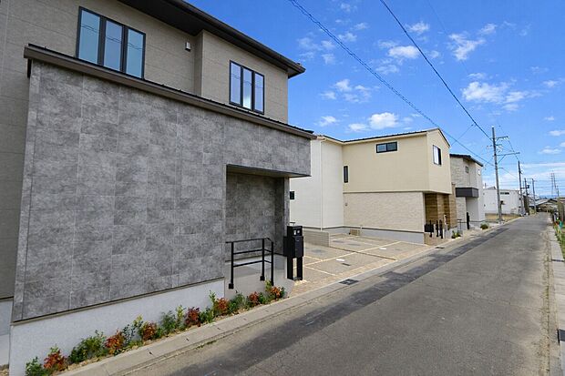 【【前面道路含む現地写真】】名古屋への通勤通学やお出かけに便利にも便利な立地です。名鉄津島線「甚目寺」駅まで自転車約11分！