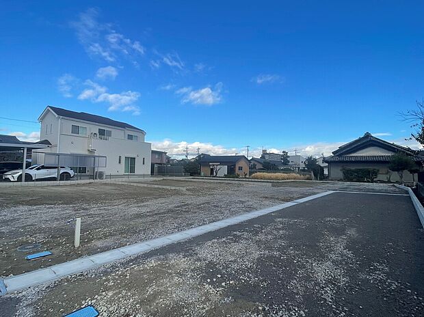 【【前面道路含む現地写真】】元気なお子様のお外遊びも、公園が近くにあれば安心♪気軽な近さの安松ちびっ子広場でお散歩やピクニックをすれば、気分もリフレッシュできそうです。