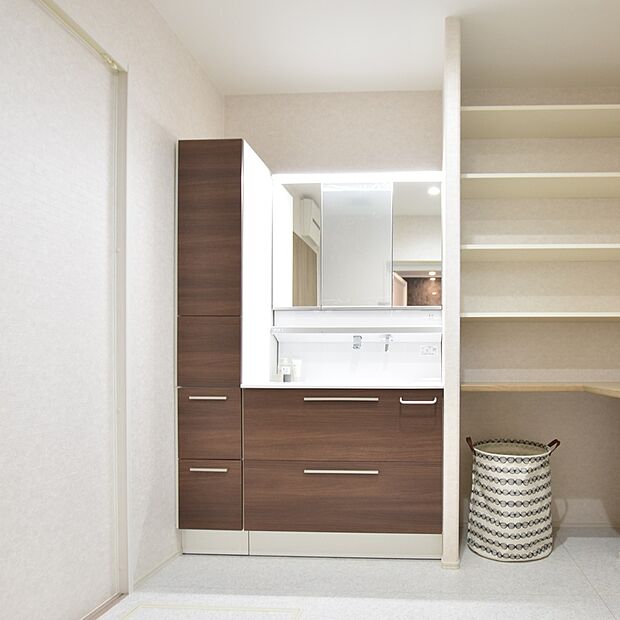 【【洗面室同仕様】】シャワー付き水栓を採用しており、朝の身支度や日々のお手入れなどに便利にご利用いただけます。収納スペースも豊富で、水回り用品などをスッキリと収納可能です。