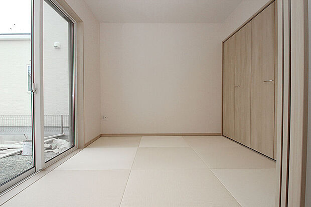 お子様のハイハイの練習や家族・友人が遊びに来た時の憩いのスペースに。お昼寝スペースにも◎/2号地