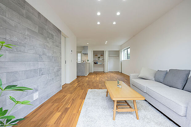 リビングから部屋全体を見渡せる設計。家族それぞれがどこにいても様子をうかがうことが可能です！/6号地