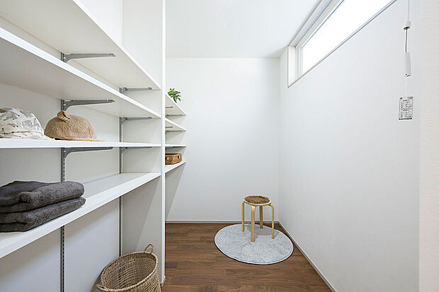 【ウォークイン│使い方様々！】キッチン後ろにはウォークインを設けました。万が一の非常食もストック♪/7号地