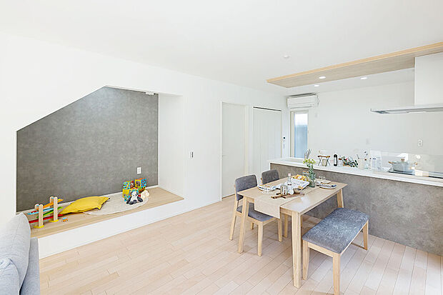 【リビング│落ち着いた雰囲気のLDK】実際にお越しいただいた際は生活感をイメージしていただけます。/3号地