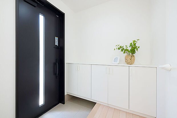 【玄関収納│いつでも玄関すっきり】消臭・調湿効果のある”エコカラット”を採用した玄関。家族分の靴もすっきりと収納できます。/3号地