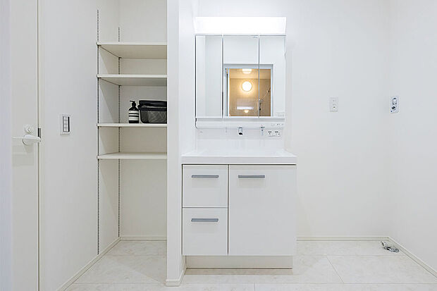 【洗面室│収納力バツグン】収納力バツグンな可動棚が備わった洗面室。シャンプーやパジャマが収納できます。/3号地