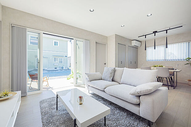 【LDK│ウッドデッキと合わせて開放感も◎】LDKからはウッドデッキを見渡せ、さらに開放感溢れる空間に。ウッドデッキで過ごす家族の様子を室内から見守れます!/1号地