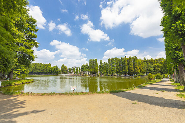 別所沼公園へ徒歩3～4分。水と緑が織りなす豊かな自然を、日常の風景として愉しむ贅沢な住まい。