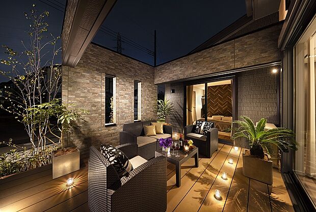 【※当社施工例画像／分譲済み】もうひとつのリビングのように快適で使いやすい中庭。ホームパーティーや、ガーデンパーティーなどに活用いただけます。

