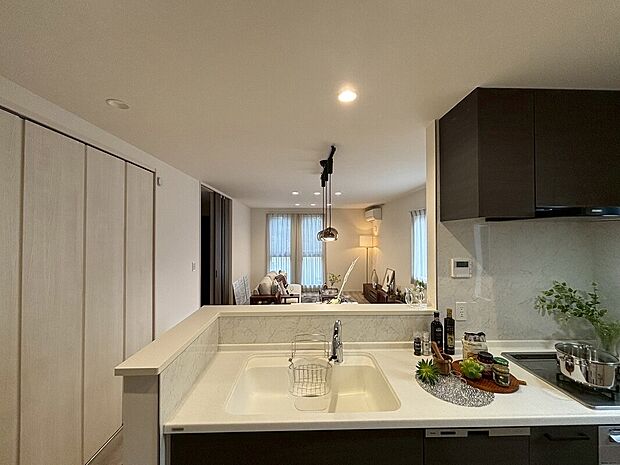 【【リビングダイニング】】家族を見渡せるカウンターキッチン。
（現地モデルハウス写真）