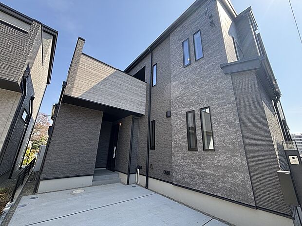 【※現地写真】都会的な感性を満たす、スタイリッシュなファサード。質感の異なる素材を貼り分けた奥行きのある表情が、邸宅としての品位と重厚感を醸し出します。※現地9号棟写真（2026年3月撮影）