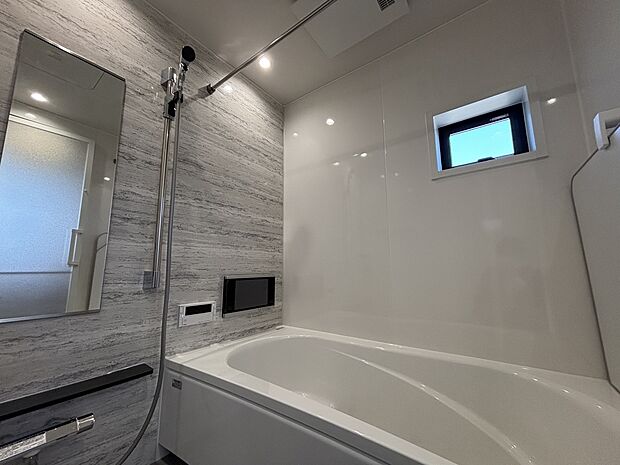 【【洋室】】ゆったりとしたバスタイムを愉しめる浴室テレビを完備。一日の疲れを癒すプライベートな空間を、お気に入りの映像とともに優雅に過ごすことができます。※現地9号棟写真（2026年3月撮影）