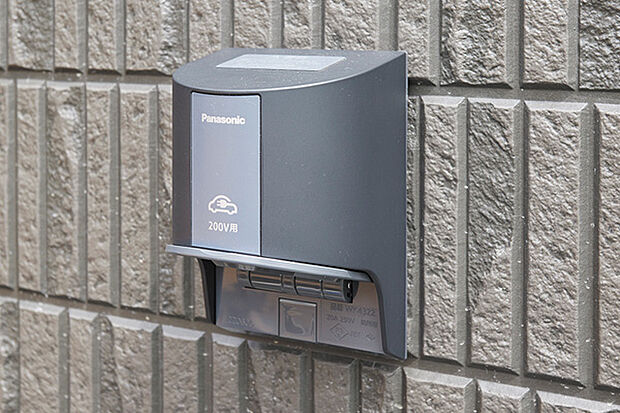 【EV車充電用屋外コンセント※当社施工事例写真】屋外にEV・PHEV車用充電コンセントを設置しています。電源プラグの抜け防止機能が付いています。