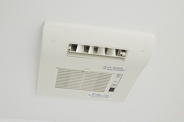 【【浴室暖房乾燥機】】暖房、衣類乾燥、換気、涼風の機能を備えた浴室暖房乾燥機。雨の日や花粉の季節には洗濯物の乾燥に重宝します。※当社施工例画像
