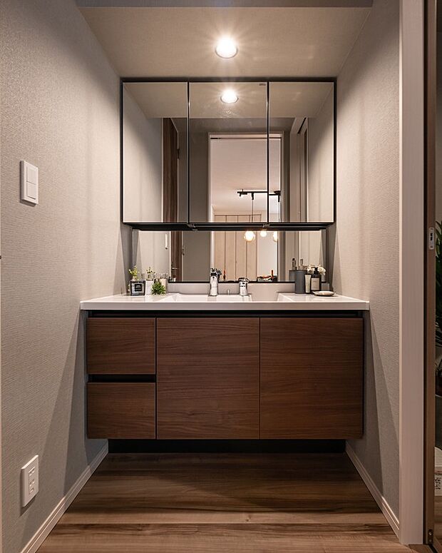 【洗面所】手元を広く見せるチャイルドミラーが付いた洗面化粧台。
※同仕様モデルハウス写真