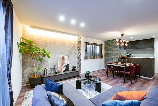 【リビングダイニング】くつろぎを愉しむリビングルームは憩いの場となります。リビングとダイニングの空間機能を活かし、巧みに使い分ける発想が、ライフスタイルに新しいゆとりをもたらします。
※同仕様モデルハウス写真