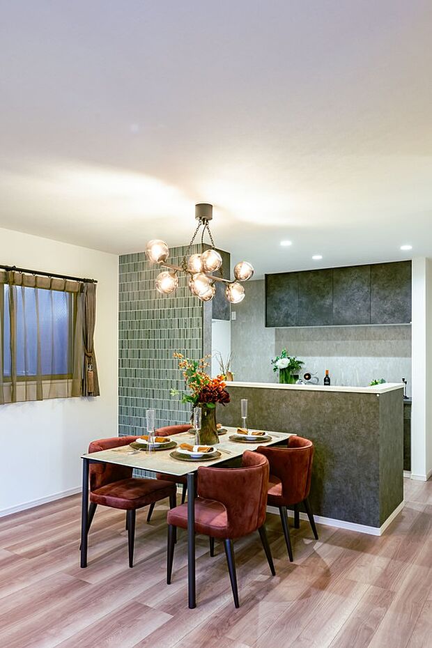 【キッチン】キッチンは家族がコミュニケーションをとりやすい対面式キッチンを採用。
※同仕様モデルハウス写真
