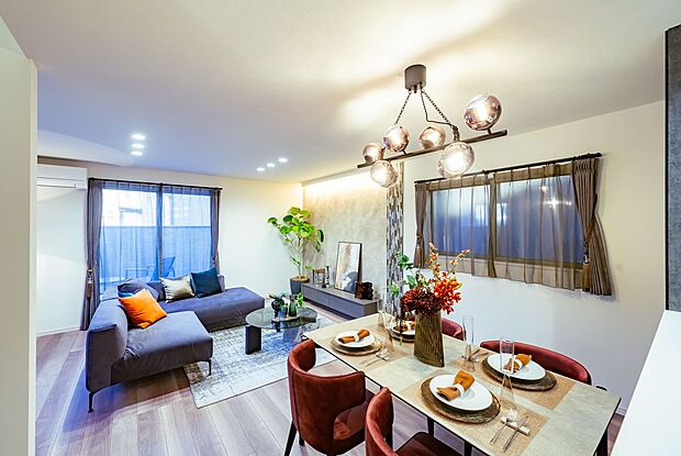 【※同仕様モデルハウス写真】くつろぎを愉しむリビングルームは憩いの場となります。リビングとダイニングの空間機能を活かし、巧みに使い分ける発想が、ライフスタイルに新しいゆとりをもたらします。