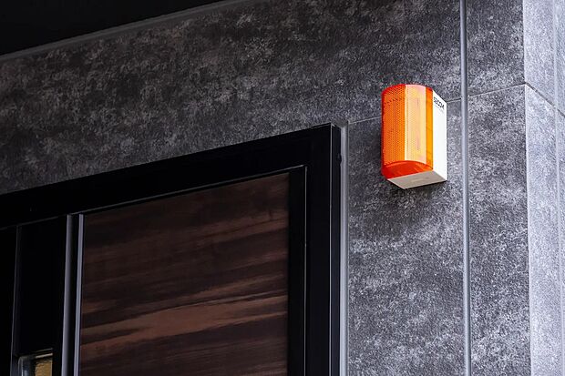 【【セコム全棟標準採用「24時間遠隔監視システム」】】防犯対策として、また、予期しない緊急時などに24時間体制で暮らしを見守る安心のシステムです。