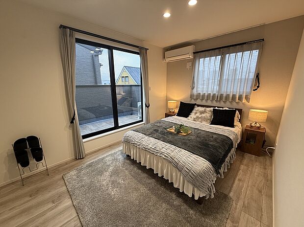 【洋室】プライベート空間にふさわしい、穏やかな陽光が差し込む一室。暮らしにゆとりをもたらす意匠設計。※同仕様モデルハウス写真