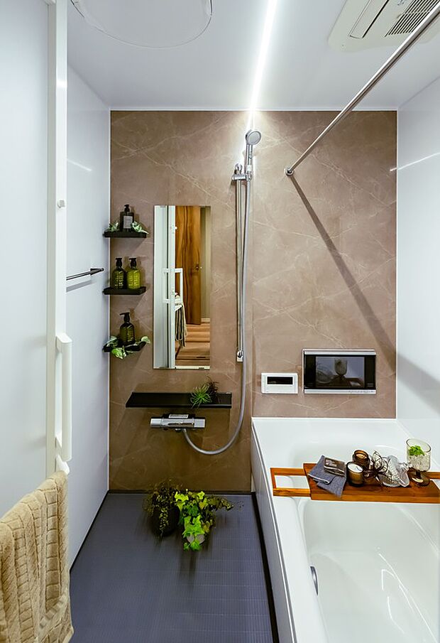 【※同仕様モデルハウス写真】全身がゆったりとつかれる浴槽は、「浴室TV」付きで、よりリラックス効果を高める効果がございます。また、ミラブルシャワー・マイクロバブルバス搭載、快適なバスタイムを過ごせます。