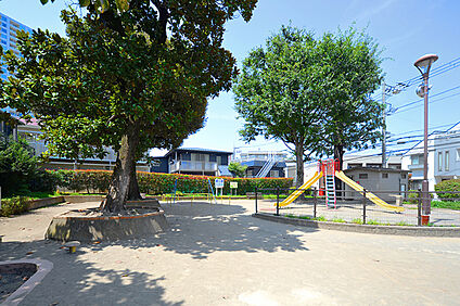 世田谷区立上馬公園 約250m(徒歩4分)