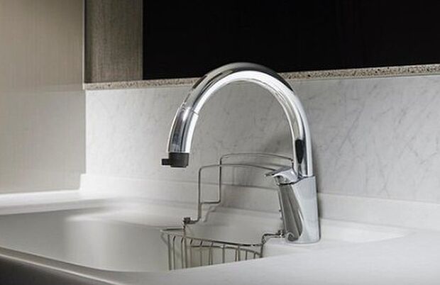 【【キッチンタッチレスシャワー水栓】】センサーに手をかざすだけで吐水操作ができるタッチレス水栓を採用。ホースを引き出せば、ハンドシャワーへ早変わり。シンク内のお手入れもスムーズに行えます。