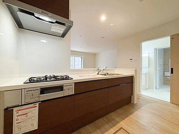 ＜Systemkitchen＞
収納力豊富な爽やかなシステムキッチンを用意しております。床下収納もございますので、キッチンスペースをすっきりとお使い頂けます。