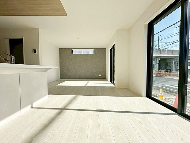 並列駐車可能なカースペース2台分ご用意ございます♪前道が5ｍかつ車通りも多くないので、車庫入れが苦手な方でも焦らずゆっくり入れられます♪