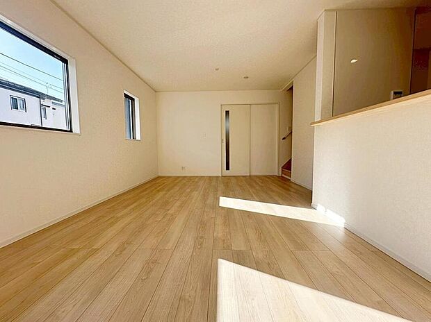 ☆Living　Room☆
会話はずむ対面キッチン！ダイニングスペースを広めに設けたので5脚や6脚のダイニングテーブルも置けそうです！