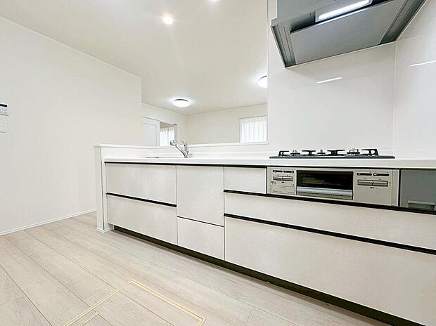 ☆Systemkitchen☆
収納力豊富な爽やかなシステムキッチンを用意しております。床下収納もございますので、キッチンスペースをすっきりとお使い頂けます。