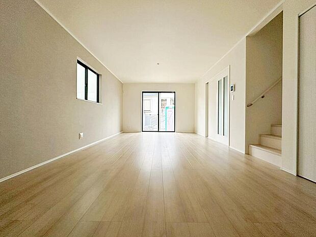 ☆LDK☆
明るい陽射しが差し込み、会話のはずむ対面キッチン!ダイニングスペースを広めに設けたので5脚や6脚のダイニングテーブルも置けそうです!