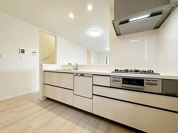 ☆Systemkitchen☆
収納力豊富な爽やかなシステムキッチンを用意しております。床下収納もございますので、キッチンスペースをすっきりとお使い頂けます。