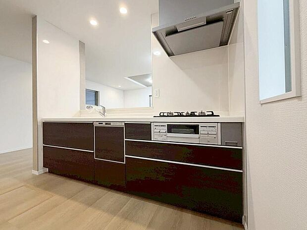 ☆Systemkitchen☆
収納力豊富な爽やかなシステムキッチンを用意しております。床下収納もございますので、キッチンスペースをすっきりとお使い頂けます。