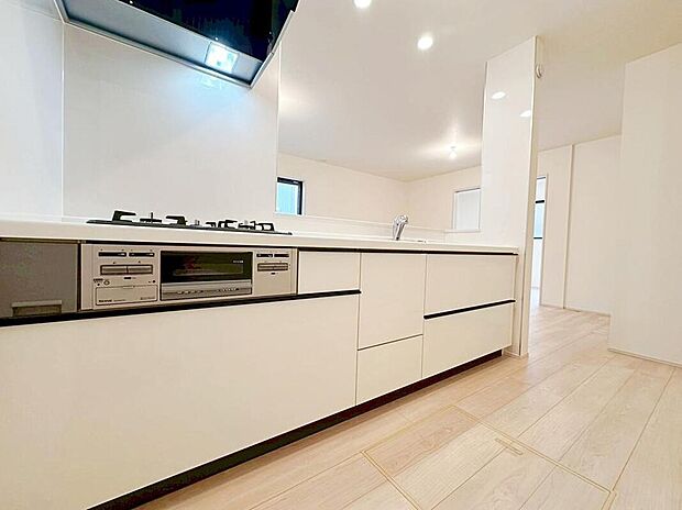 ☆Systemkitchen☆
収納力豊富な爽やかなシステムキッチンを用意しております。床下収納もございますので、キッチンスペースをすっきりとお使い頂けます。