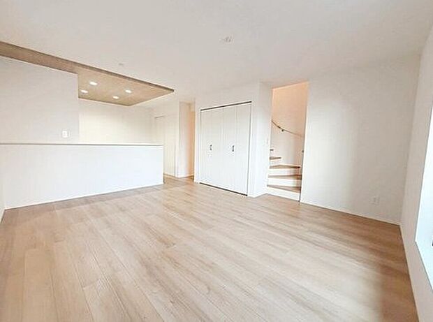 ☆Living　Room☆
広くて明るいＬＤＫ♪心地の良い光が全体を包みます！ また、くつろげるリビングが広く確保されているため、ご家族皆様の笑顔が溢れます。