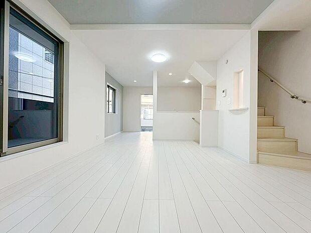 ☆LDK☆
会話はずむ対面キッチン！ダイニングスペースを広めに設けたので5脚や6脚のダイニングテーブルも置けそうです！